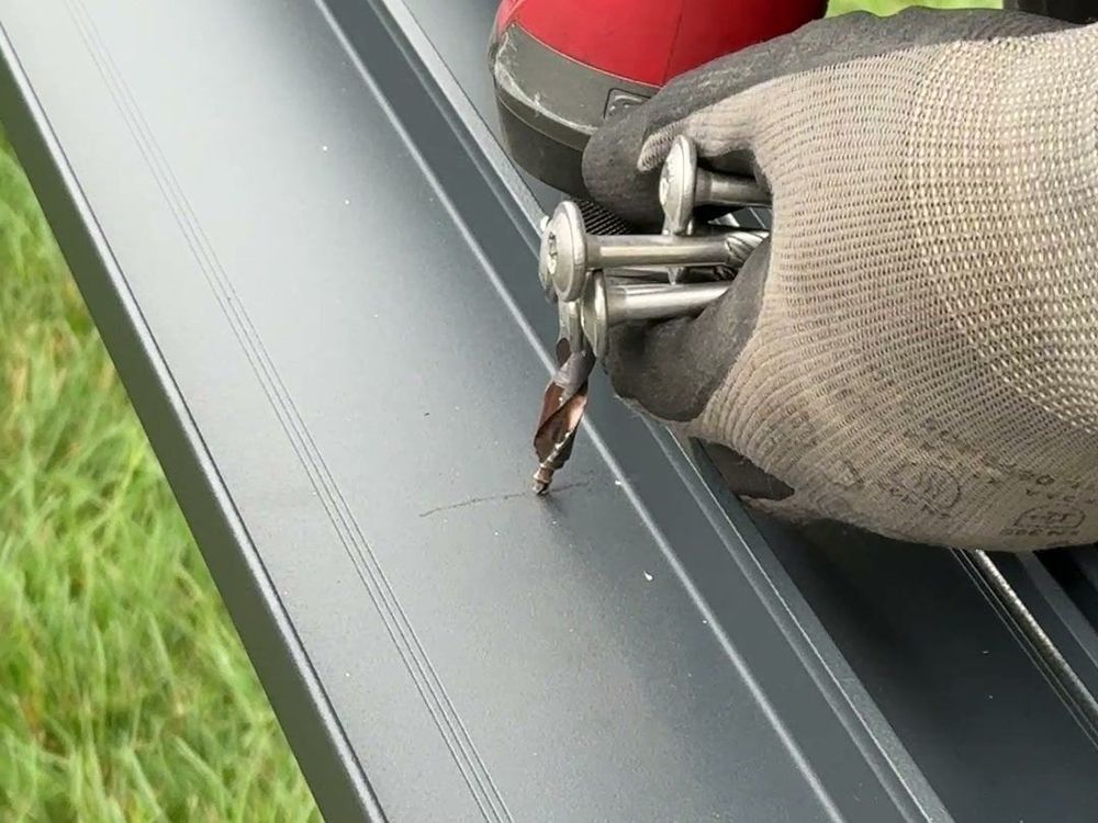 Bohren des Rinnenprofils einer Aluminium-Terrassenüberdachung vor der Montage