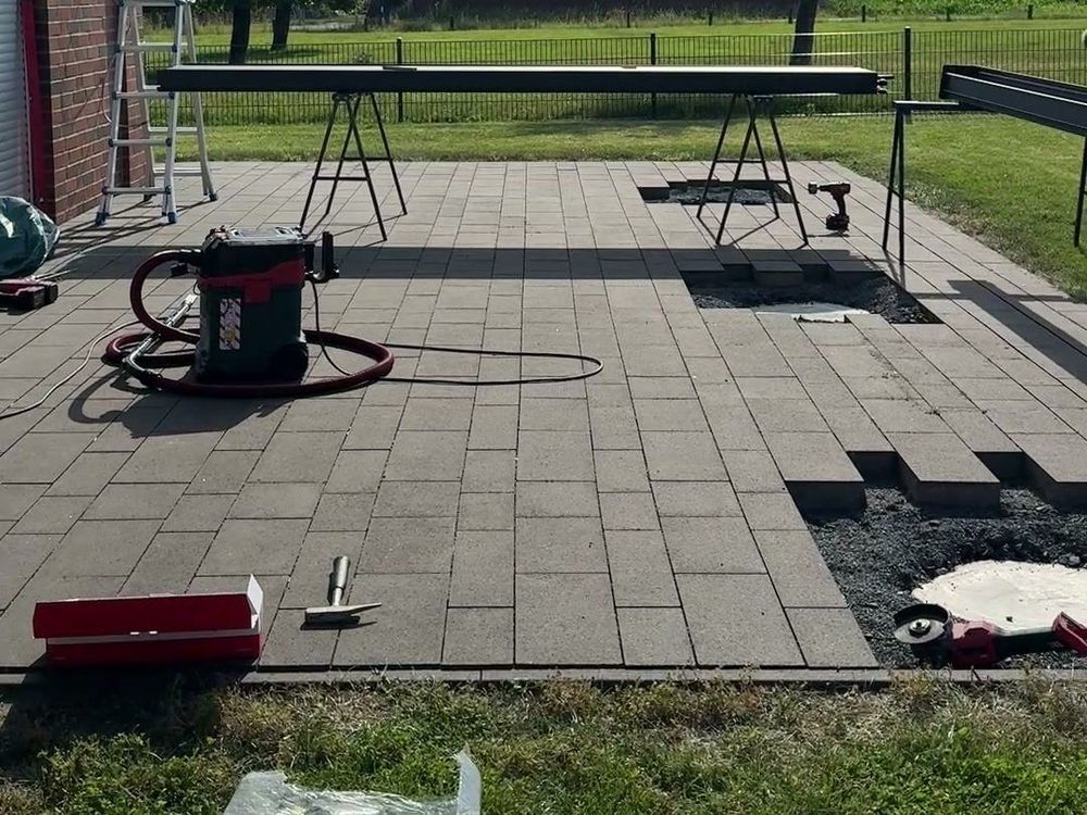 Terrasse mit vorbereiteten Fundamenten vor dem Aufbau einer Terrassenüberdachung