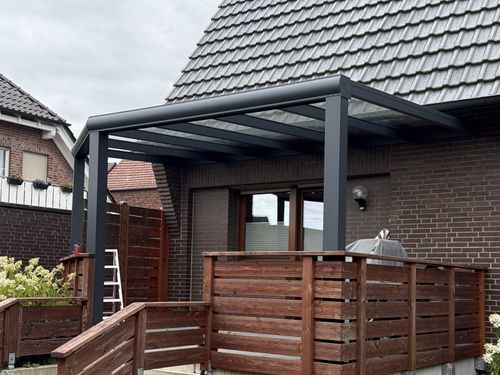 Terrassendach in Anthrazit über der Hochterrasse mit Treppe